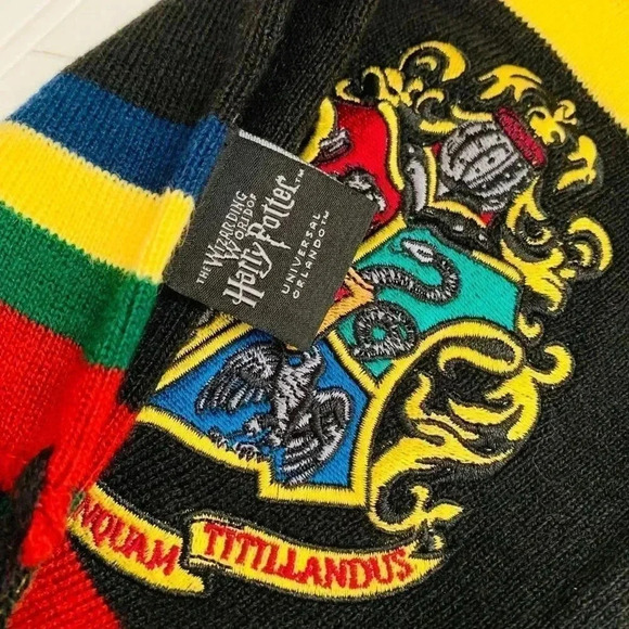 Universal Studios Wizarding World Harry Potter Hogwarts Crest Adult Scarf - Picture 4 of 4